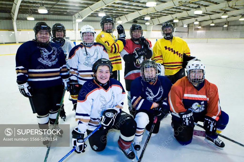 Gojahaven is a town in North of Canada where 1000 Inuits are living Icehockey is a popular spprt among young people There is an icehockey hall in town...
