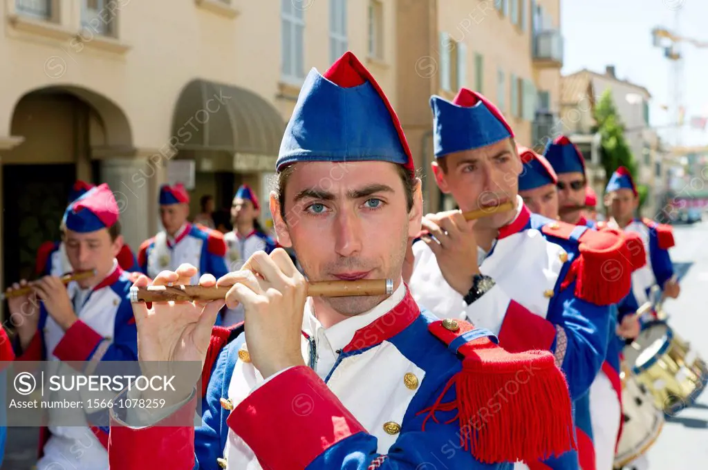 Europe, France, Var 83, Saint-Tropez, The Bravado, procession, fife player