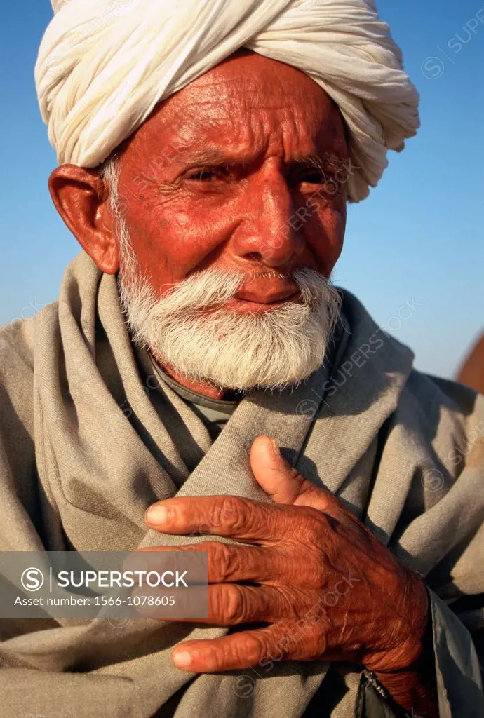 Old man belonging to the Sindhi community, muslim pastoralists who live in the Thar desert, India.