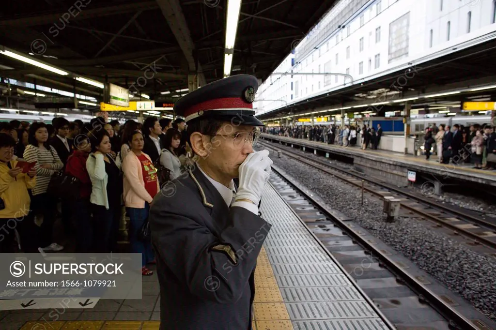 Tokyo´s subway system is well developed and organised Some stations nadle more than 1 million passengers a day Most people use public transport to go ...
