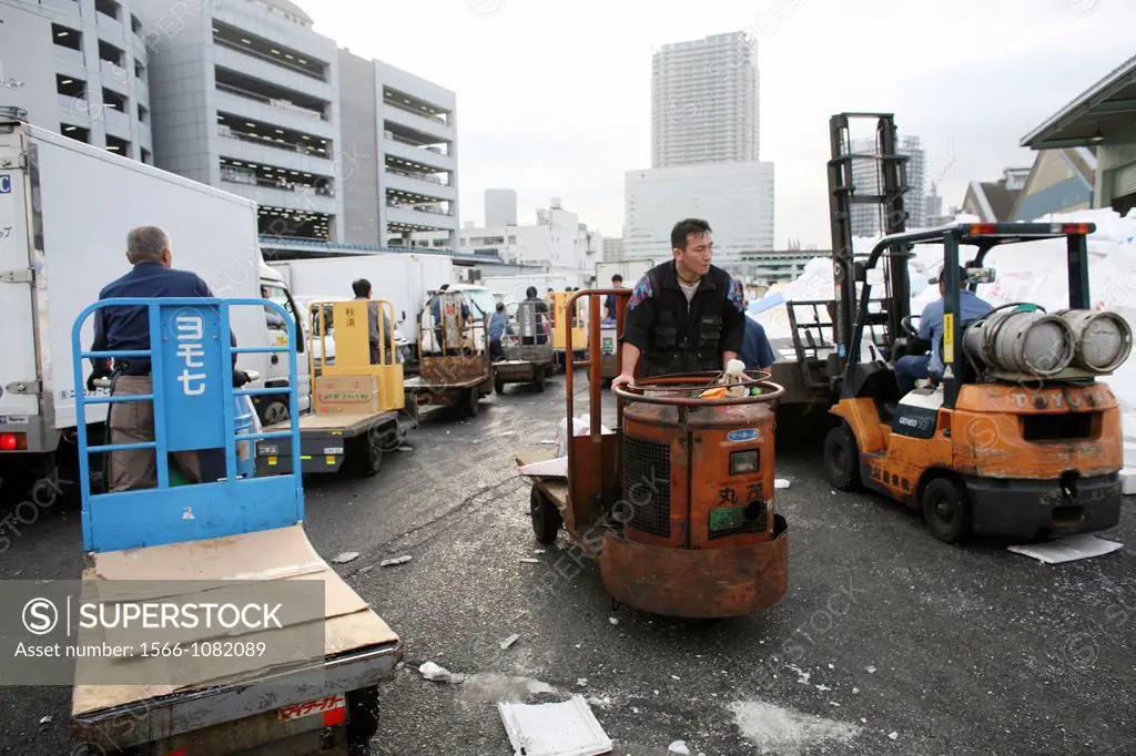Tsukiji is the largest fishmarket in Tokyo between 5 am and 8 am all the fish from the harbour will arrive in this market and prepared for wolesale Hu...