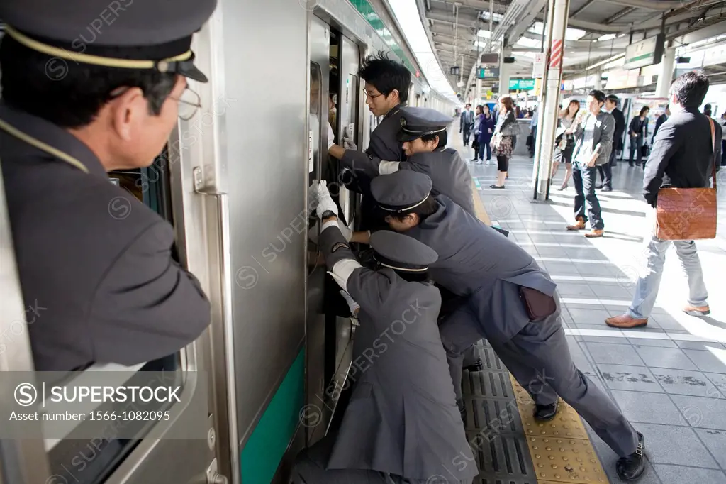 Tokyo´s subway system is well developed and organised Some stations nadle more than 1 million passengers a day Most people use public transport to go ...