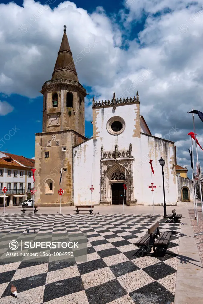 Square of Respublic praca de Republica with Church of Sío Joío Baptista built in 15-16 centuries in Tomar, Santarém district, Portugal