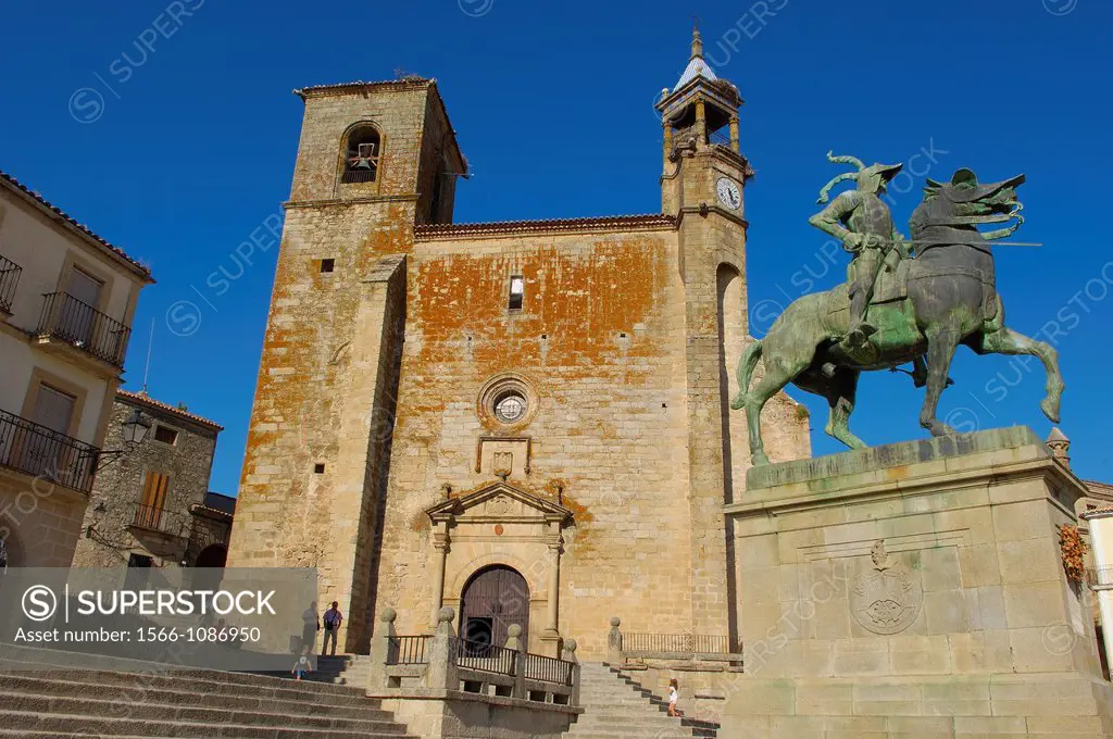 Church of San Martin and monument to Francisco Pizarro on Plaza Mayor (Main Square), Trujillo, Caceres province, Extremadura, Spain, Europe