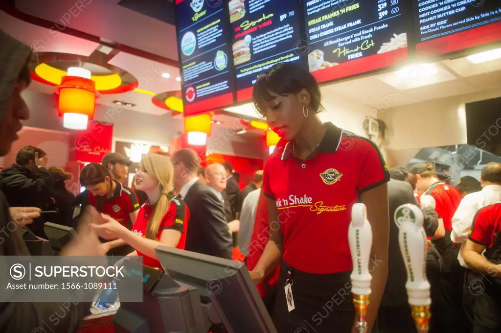 Hundreds of burger lovers descend on the new Steak ´n Shake Signature restaurant in New York on its grand opening day The popular midwest chain opened...