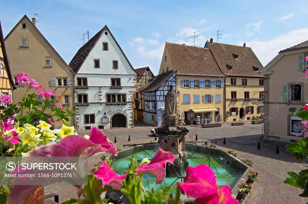 Place du Chateau, Eguisheim, Alsace Wine Route, Haut-Rhin, Alsace, France, Europe