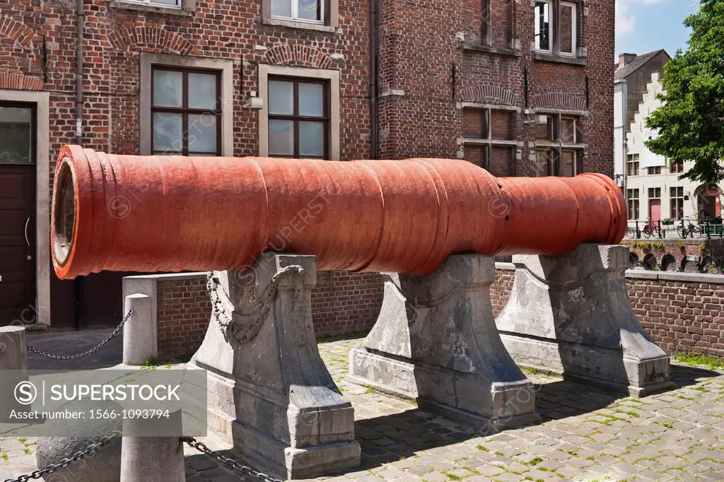 5 meters long and 16 tons of heavy wrought-iron cannon ´Dulle Griet´ from the middle of the 15th Century, Grootkanonenplain, Ghent, Belgium, Europe