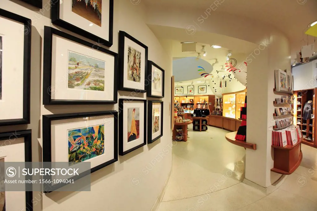 The inerior view of the gift shop of Solomon R  Guggenheim Museum in upper town Manhattan  New York City  USA.