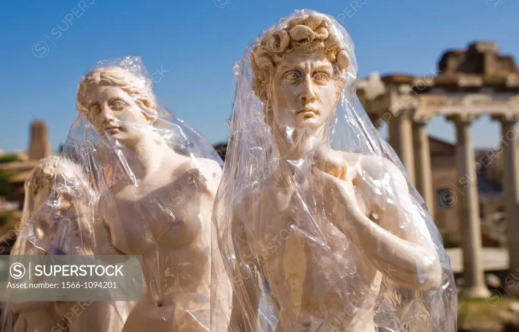 Venus of Milo, Michelangelo´s David souvenirs, on background Temple of Saturn, Forum Romanum, Roman Forum, Rome, Lazio, Italy, Europe
