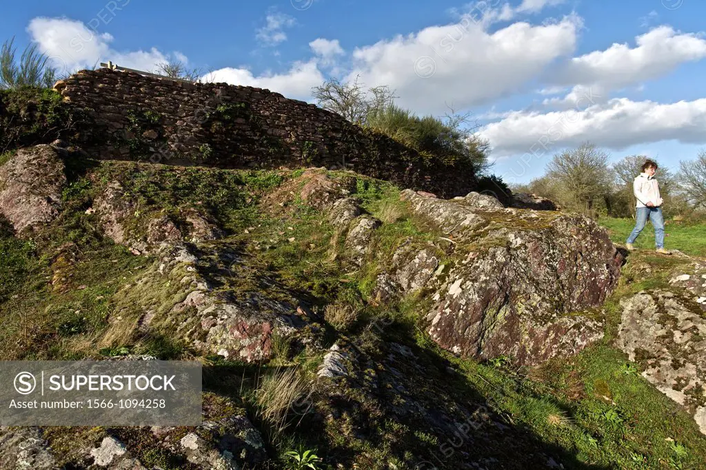 Boutavent, memory of a stone fortress. 1376, the lords of Montfort returned to settle in their new fortress of Montfort. They leave the castle Boutave...