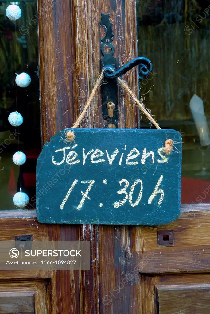 A sign on a closed shop says that the owner will return at 17.30 h.