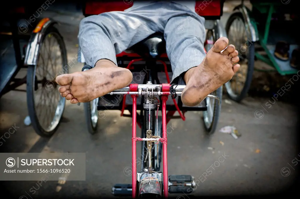 Hombre, descansando, bicicleta-taxi, Delhi, India  descanso, persona, humano, reposo, dormir, tranquilo, tranquilidad, transporte, negocio, pies, cuer...