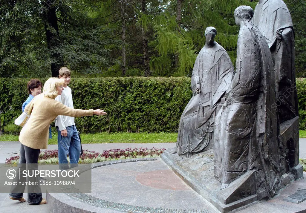 Russia, Yaroslavl, Yaroslavskaya Oblast,Park of Peace, Tossing coins onto a WW2 memorial sculpture for good luck