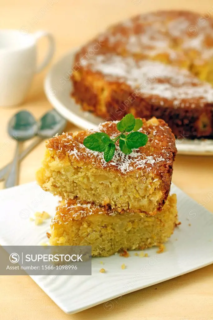 Sponge cake with apples and almonds