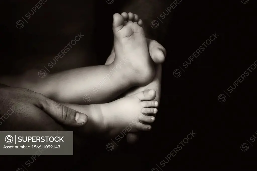Close up of hands and feet of father and son