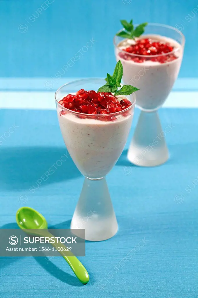 Almonds and pomegranates mousse
