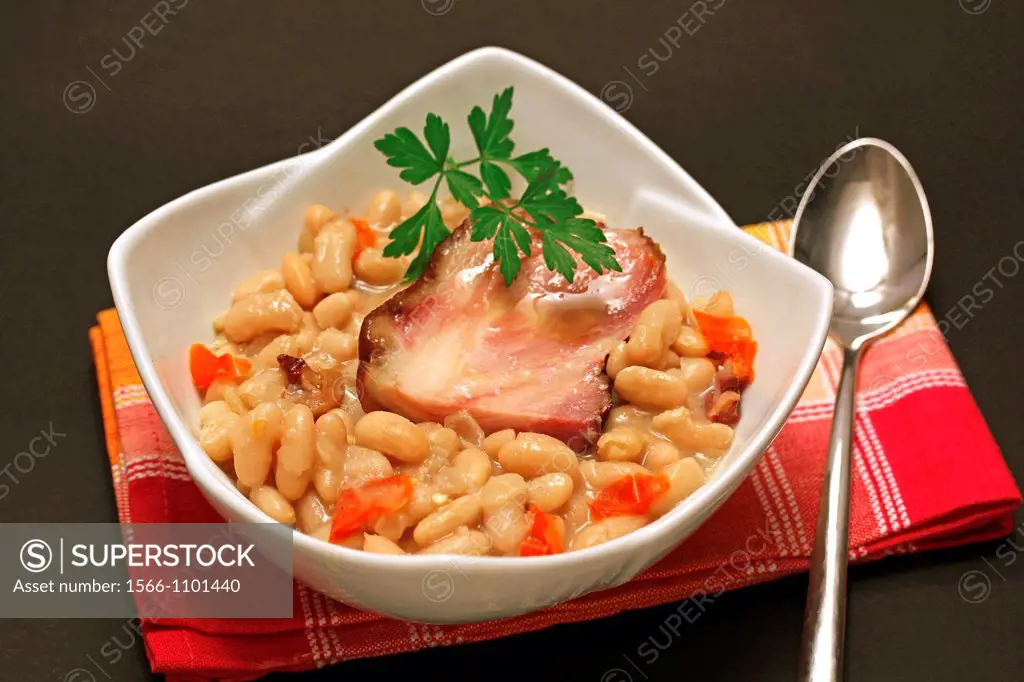 Stewed white beans with lacón pork meat