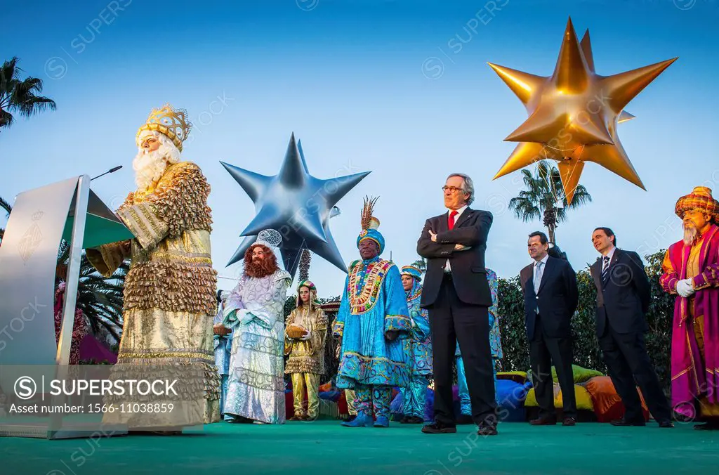 Xavier Trias, Mayor of Barcelona, receiving the Three Wise Men, evening before the Three Wise Men´s day, Barcelona port, Barcelona, Catalonia, Spain.