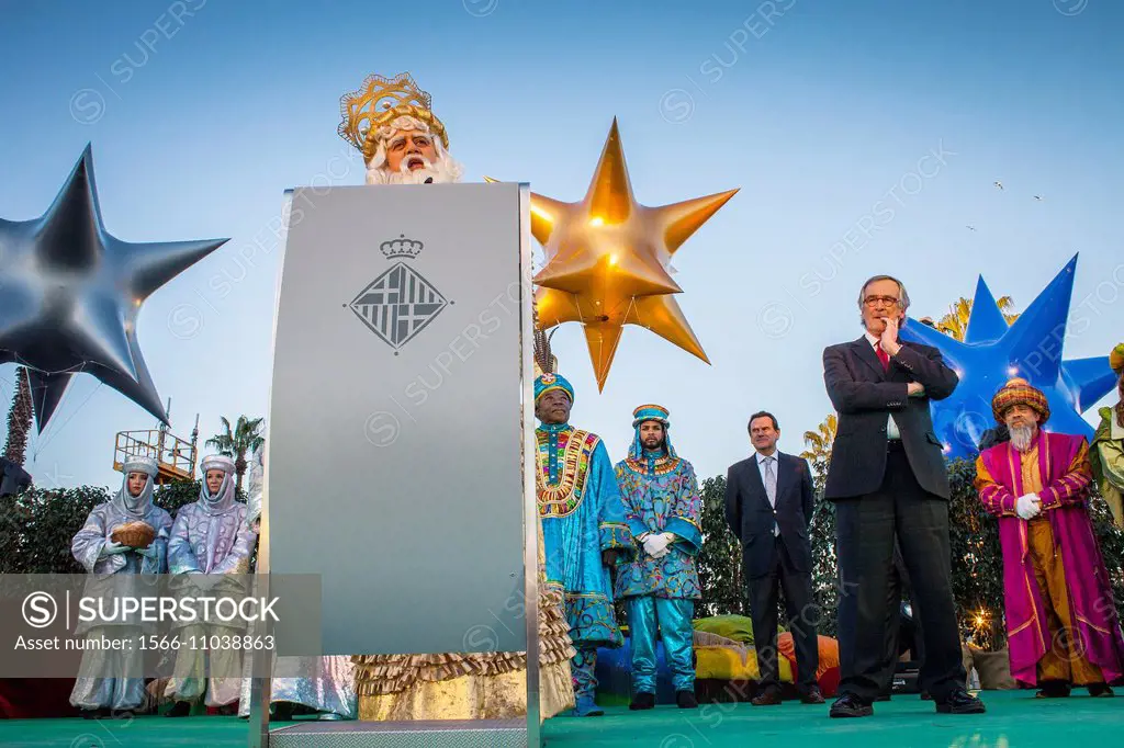 Xavier Trias, Mayor of Barcelona, receiving the Three Wise Men, evening before the Three Wise Men´s day, Barcelona port, Barcelona, Catalonia, Spain.