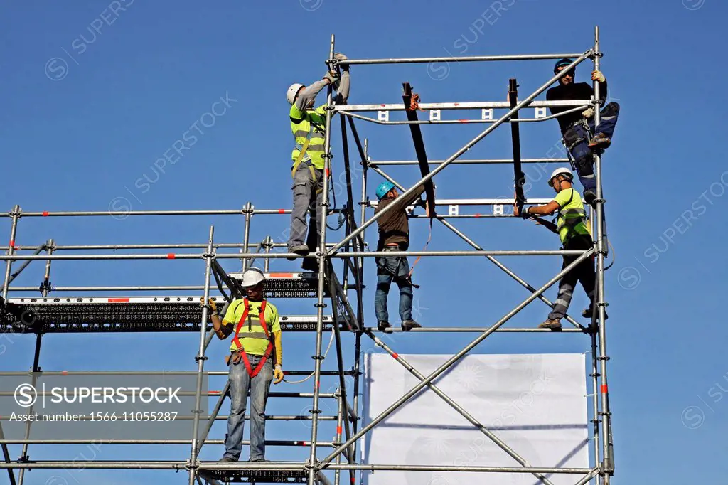 Dismantling of scaffolding, workers