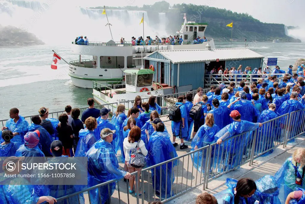 Niagara Canada: Tourists at the Niagara Falls