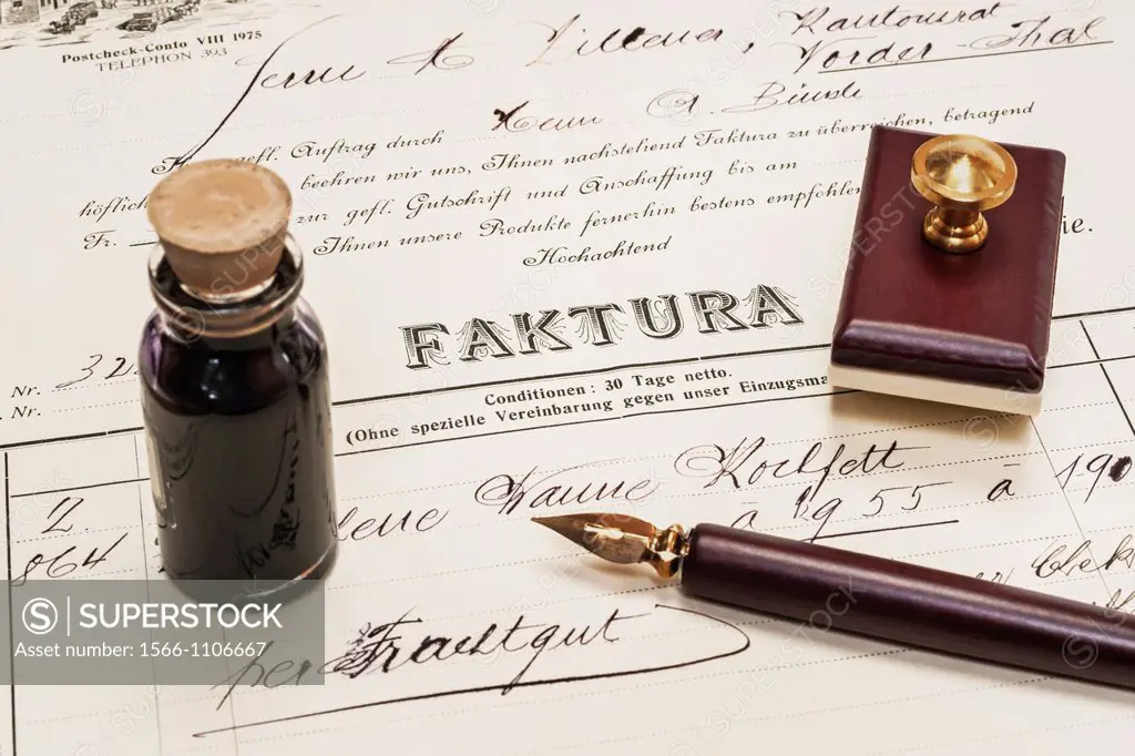 Detailansicht einer alten Rechnung, Faktura, aus dem Jahr 1915, dabei steht ein Tintenfass und liegen ein Federhalter und ein Tintenlöscher , Detail p...