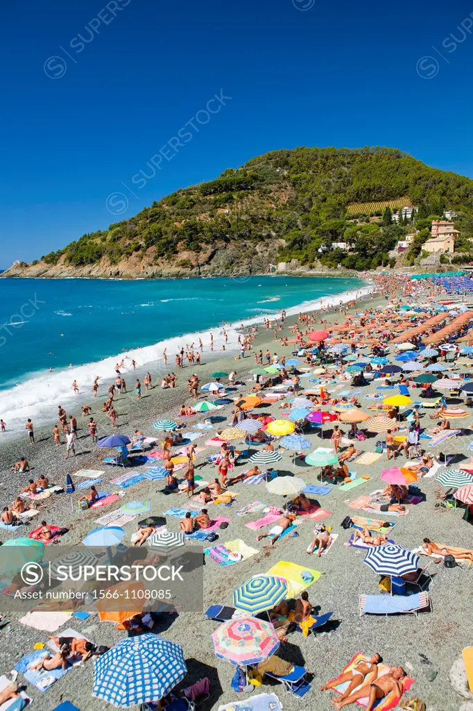 Sunbathers on the beach at Bonassola, Comunita Montana della Riviera Spezzina, Province of La Spezia, Liguria, Italy