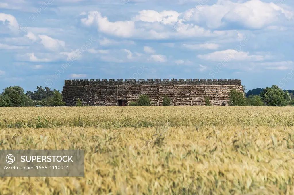 The slavic fort Raddusch is a faithful reproduction of a Slavic refuge fort in the village Raddusch near Vetschau / Spreewald The castle was built in ...