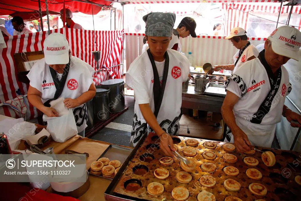 Food stall at the Sunday market in Liberdade, the Japanese quarter, Sao Paulo, Brazil