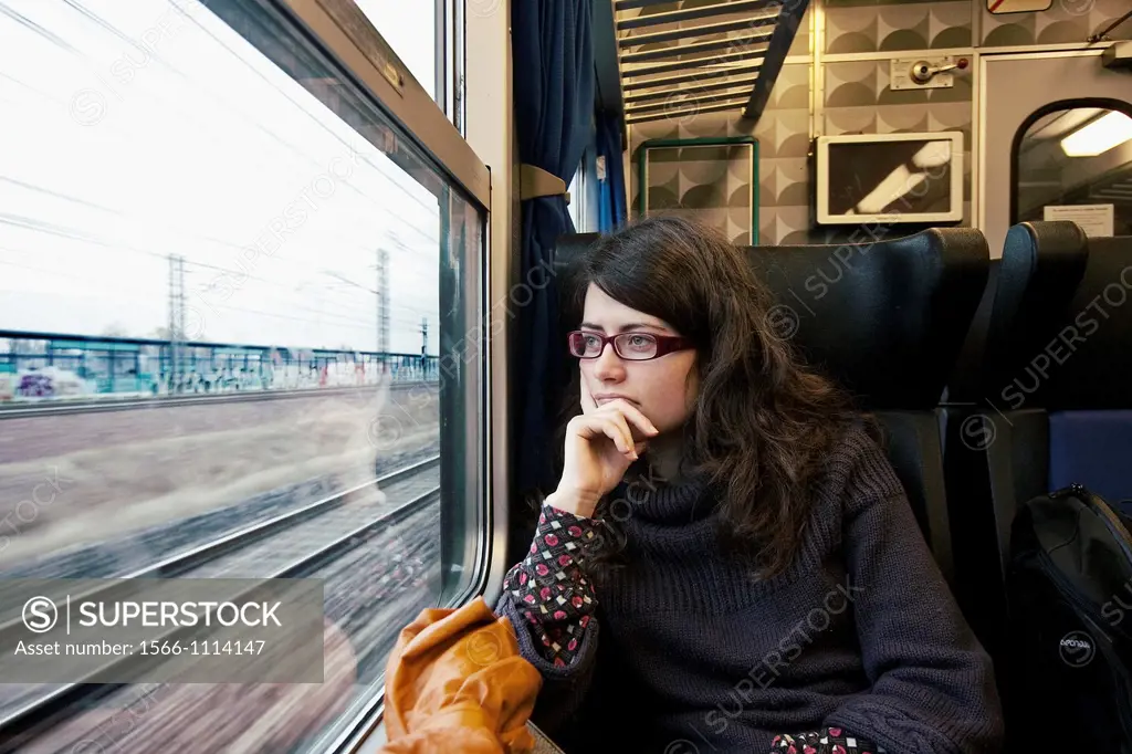 Chica mirando por la ventana de un tren
