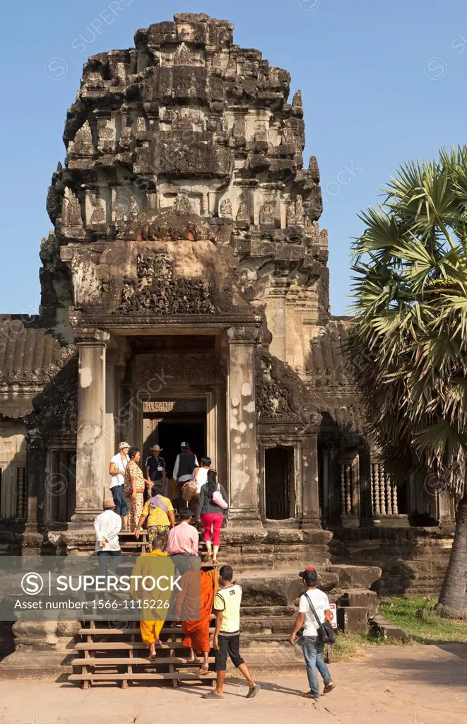 Visitors at the Western entrance gate, West Gopura, of the Angkor Wat temple complex, Angkor, Siem Reap, Cambodia