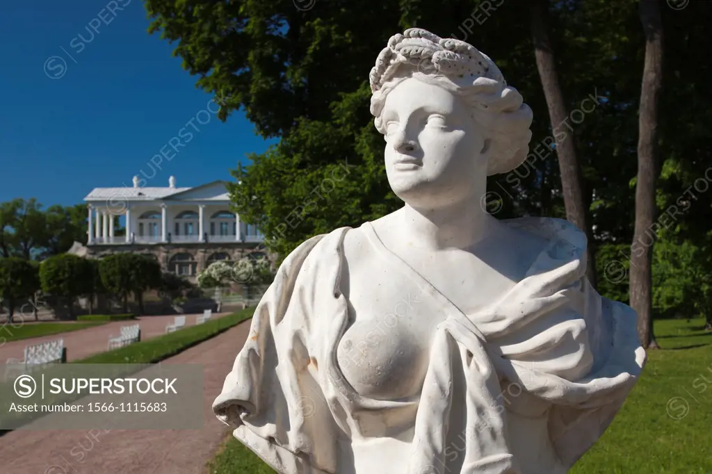 Russia, Saint Petersburg, Pushkin-Tsarskoye Selo, palace grounds statue