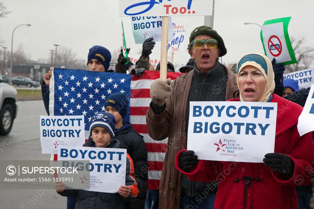 Allen Park, Michigan - An interfaith group of Muslim, Baptist and other religious leaders picketed a Lowe´s home improvement store to protest the chai...
