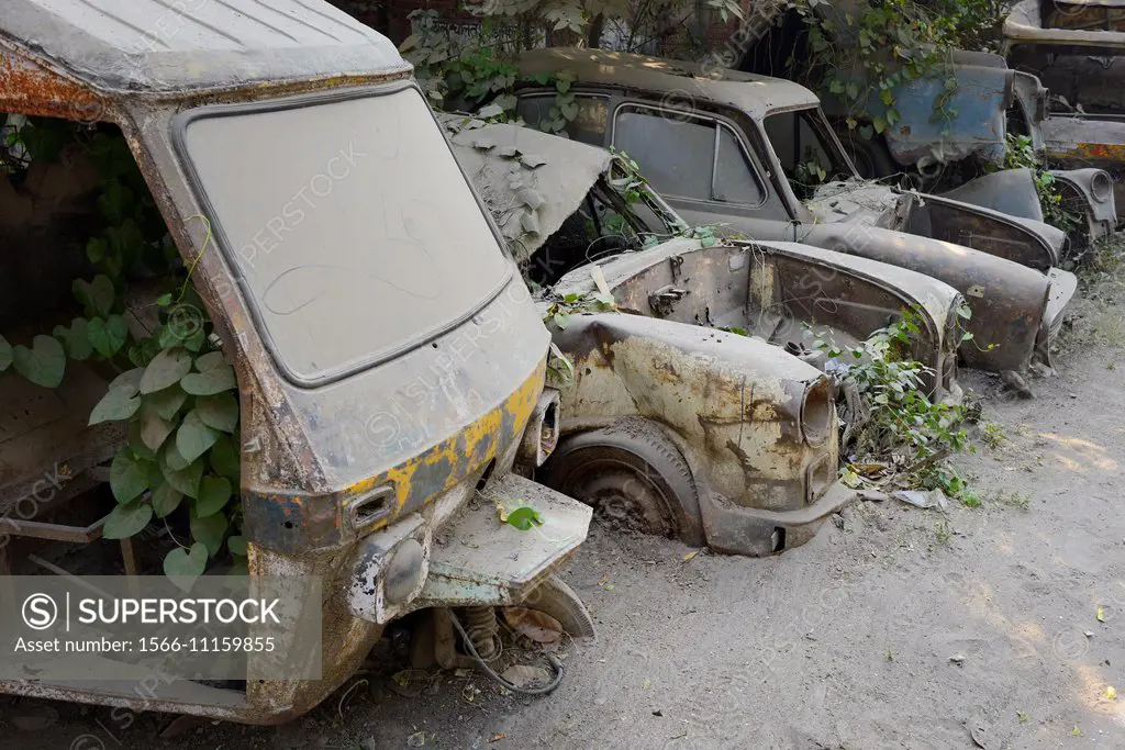 India, Uttar Pradesh, Lucknow, Breaker´s yard, Wrecked cars.