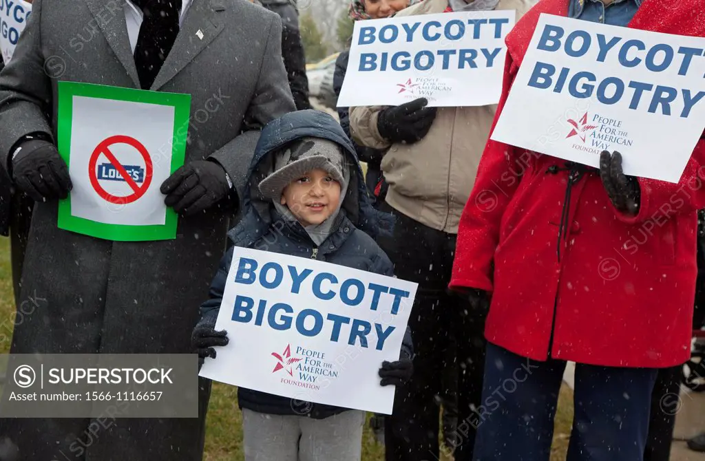 Allen Park, Michigan - An interfaith group of Muslim, Baptist and other religious leaders picketed a Lowe´s home improvement store to protest the chai...