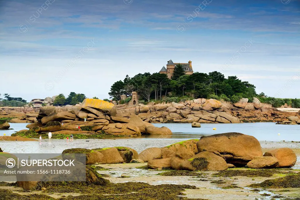 Rocky coast and a mansion Ploumanach  Pink granite coast  Perros-Guirec Breton: Perroz-Gireg is a commune in the Côtes-d´Armor department in Bretagne ...