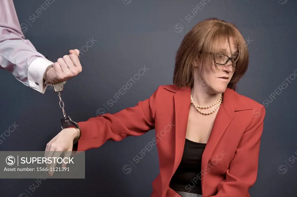 Woman handcuffed to her husband´s wrist