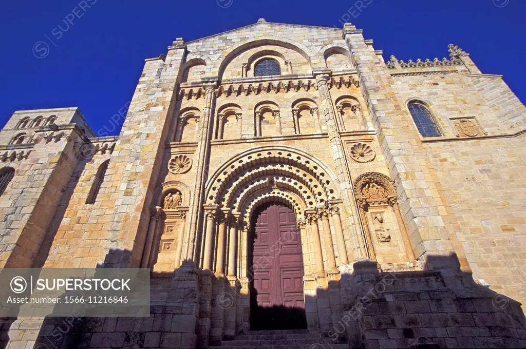 Puerta del Obispo Bishop´s Door is the highlight of the facade of Zamora Gothic cathedral.