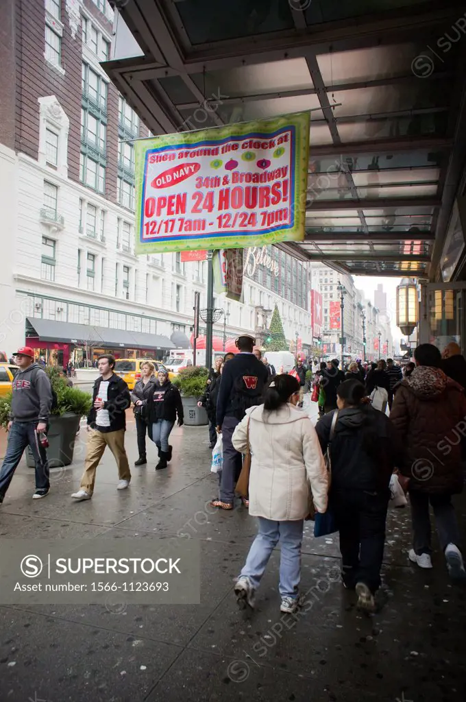 Shoppers in Herald Square in New York Old Navy will be open around the clock December 17th to December 24th Other stores such as Macy´s and Toys R Us ...