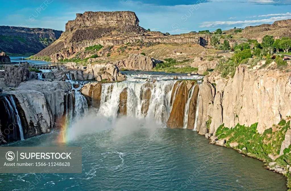 Twin Falls, Shoshone Falls on the Snake River in the Snake River Canyon near the city of Twin Falls in southern Idaho.