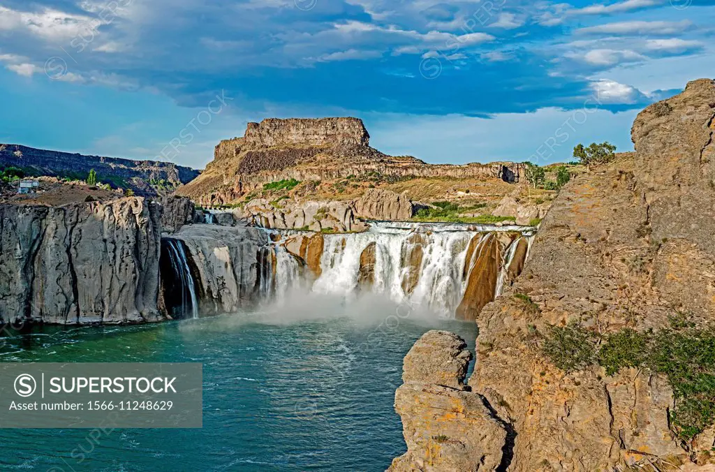 Twin Falls, Shoshone Falls on the Snake River in the Snake River Canyon near the city of Twin Falls in southern Idaho.