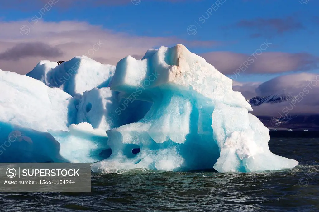 Norway, Svalbard, Spitsbergen, Lilliehøøk Glacier in Krossfjorden , Iceberg
