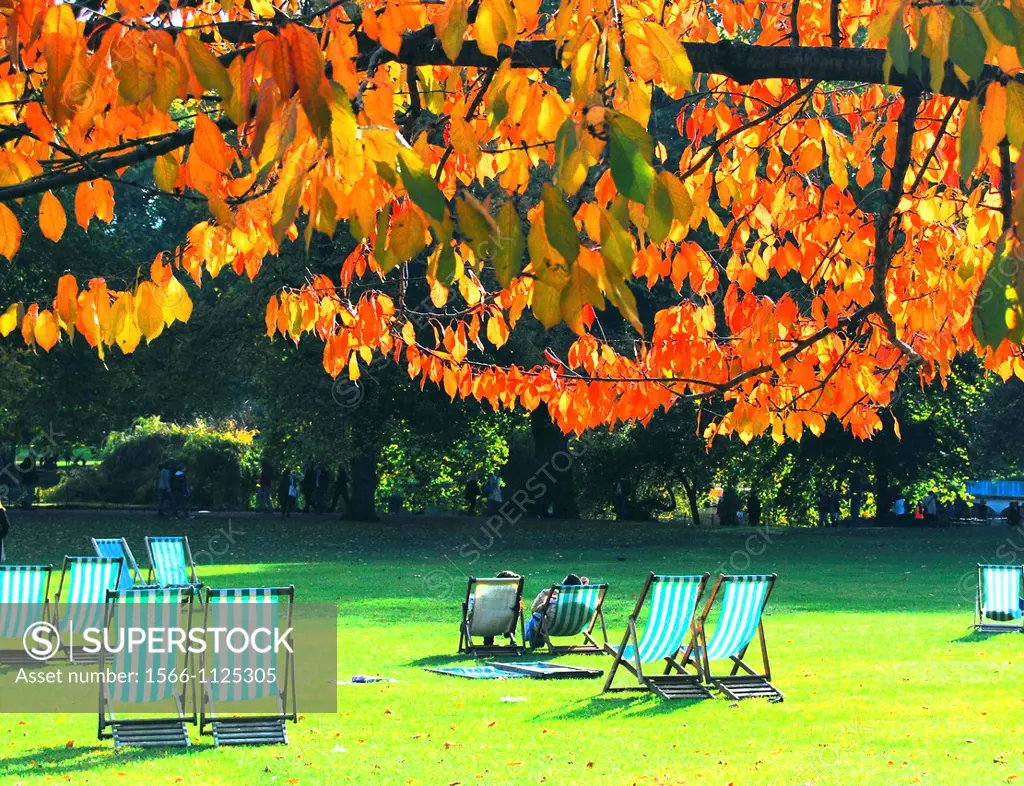Visitors enjoy a sunny Autumn/ Fall day in St  James´s Park, London, England