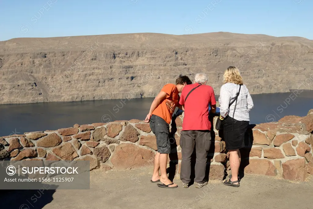 Three Europeans read a historical plaque at a scenic outlook near Ellensburg, Washington, United States.