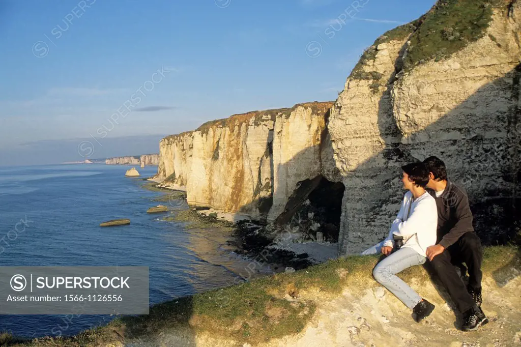 couple sitting on the edge of the cliffs of Etretat, Cote d´Albatre, Pays de Caux, Seine-Maritime department, Upper Normandy region, France, Europe