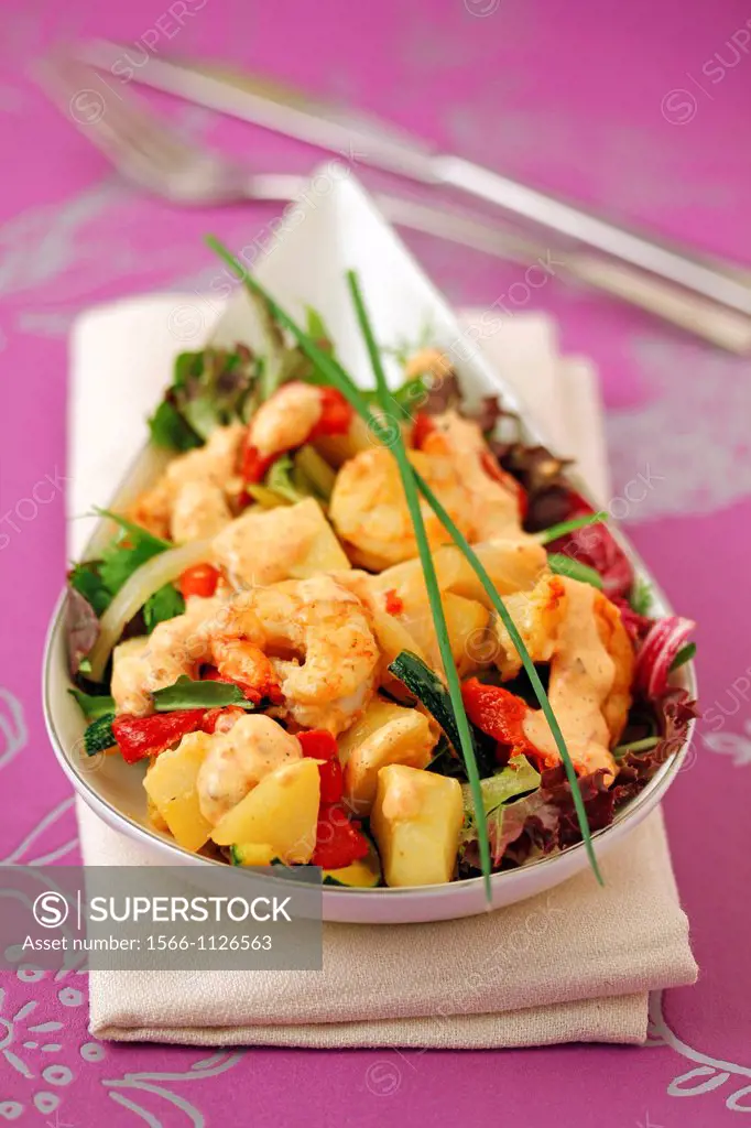 Salad with prawns and pepper sauce