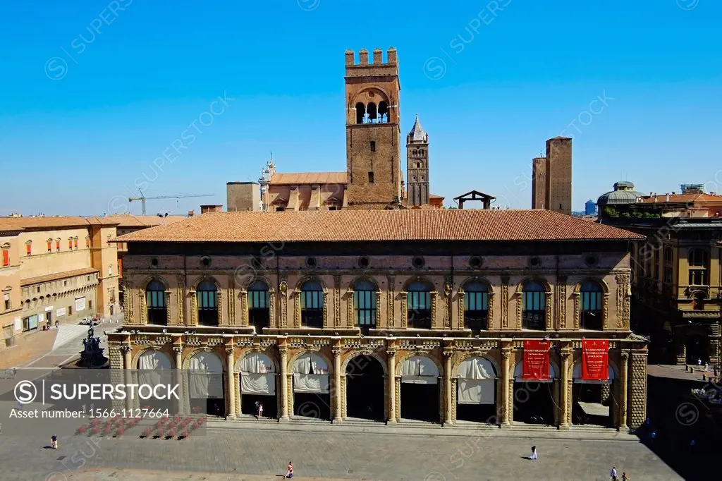 Italy, Emilia-Romagna, Bologna, View of Piazza Maggiore, Palazzo del Podesta