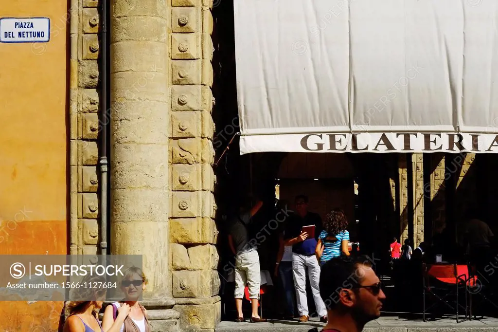 Italy, Emilia-Romagna, Bologna, icecream shop on the piazza del Nettuno