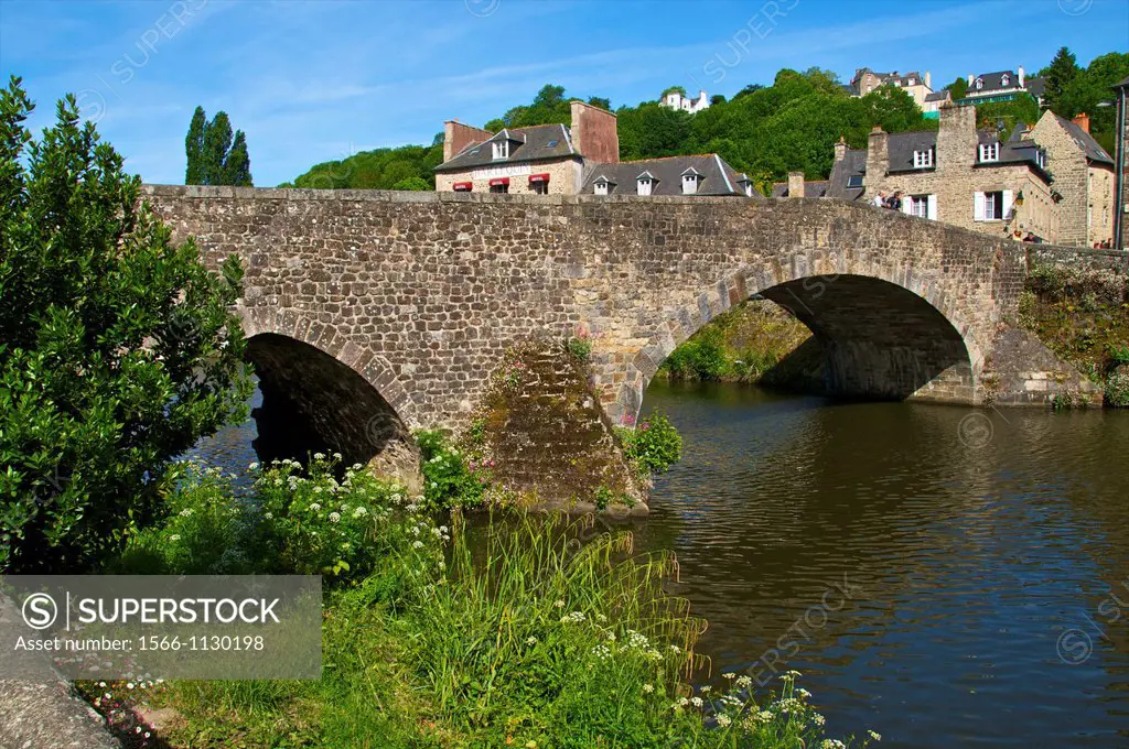 Banks of Rance river, view of old town houses, and the Old Bridge, Dinan, Cotes d´Armor, Brittany, France