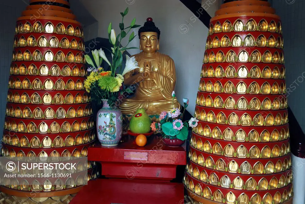 Ten Thousand Buddha´s Temple  Nine Heavens Pagoda, Buddha figure flanked rotating rolls with hundreds of statues of Buddha